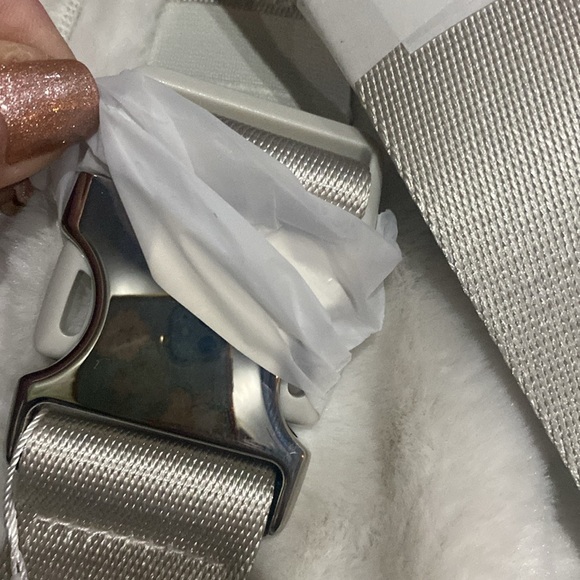 New Lululemon Everywhere Belt Bag Plush Fleece white - Picture 9 of 10